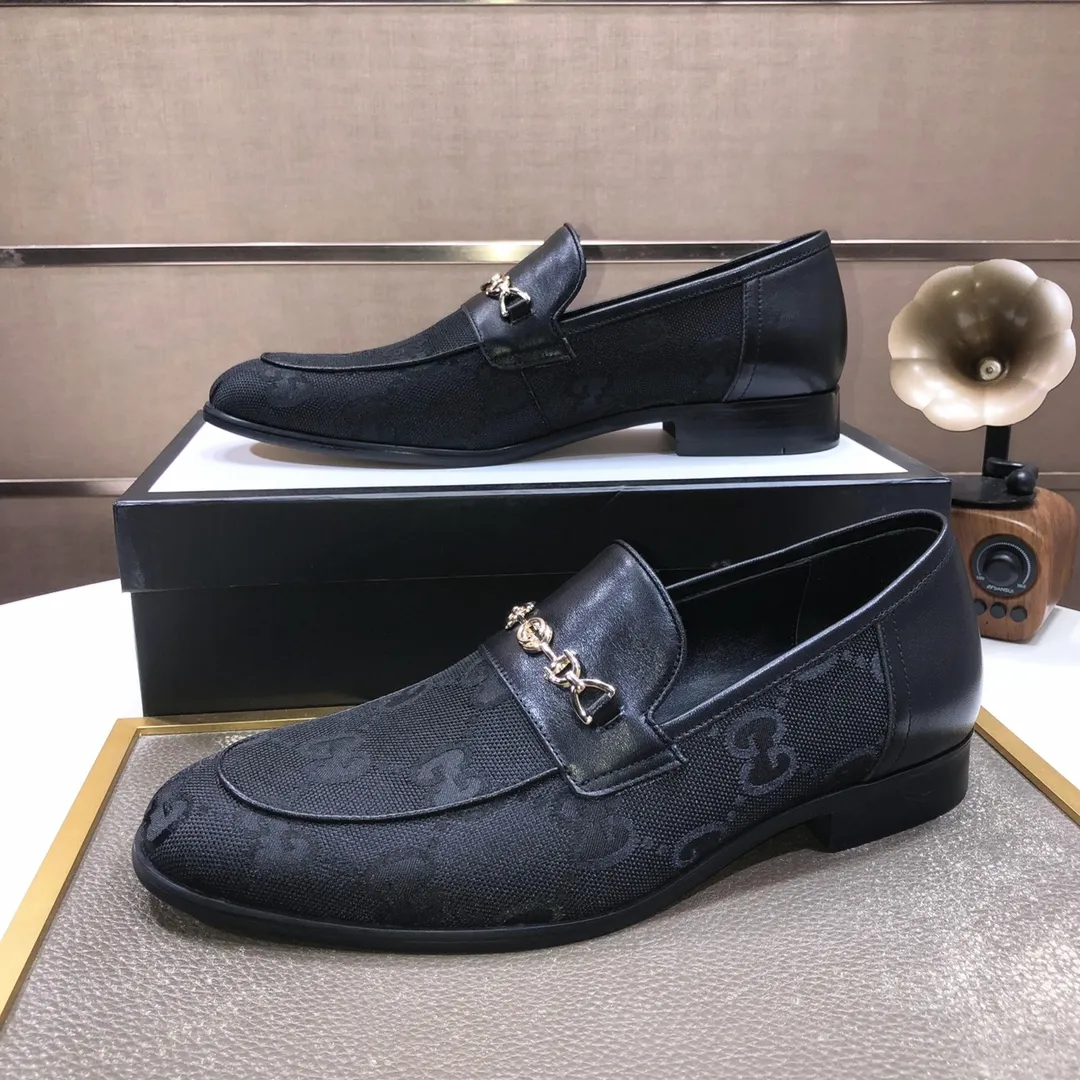 Factory batch 500💰Italy’s top luxury men’s shoe giant (GUCCI) (Gucci) (full cowhide lining) new arrival🍃Original European style🔰 Pleasant to the eye😍In order to make the shoes more durable and non-deformable🌀The production continues to follow traditional methods but there is still no lack of innovation💪The original sheepskin is selected for the leather♻️Smooth, natural and extra bright⭐Made of imported cowhide The rich man’s first choice 38-45 (45 customized)